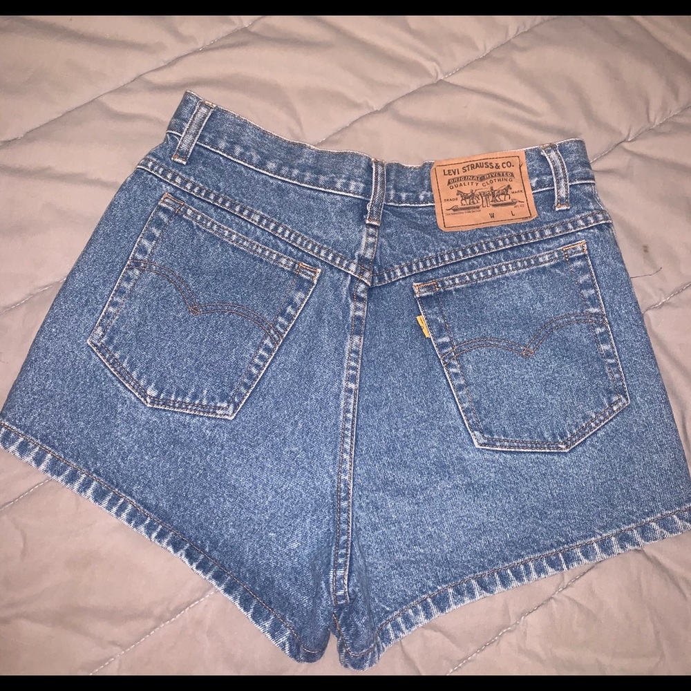 AUTHENIC Levi’s High Waisted Jean Shorts. Size 5/6